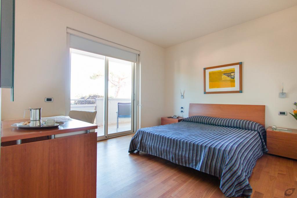 Verdeluna Aparthotel Марина-ді-П'єтразанта Екстер'єр фото