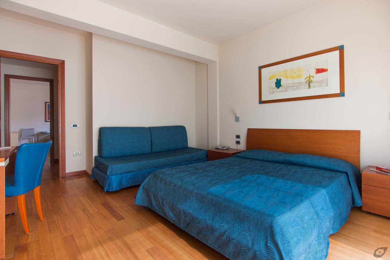 Verdeluna Aparthotel Марина-ді-П'єтразанта Екстер'єр фото